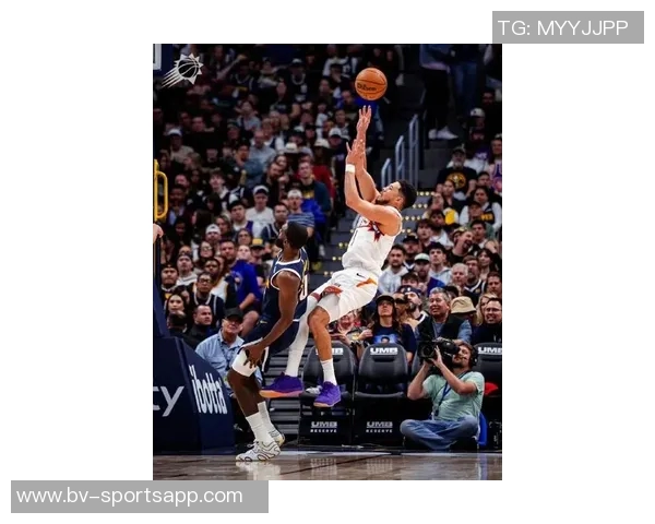 布克高效表现仅用26分钟砍下19分3助攻成为球队绿叶助力胜利